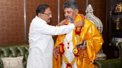 Photo of डीके शिवकुमार बने कर्नाटक के मुख्यमंत्री, राज्यपाल थावरचंद गहलोत ने दिलाई शपथ