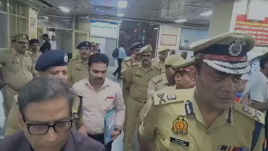 Photo of लखनऊ अग्निकांड: ट्रामा सेंटर में डेढ़ घंटे तक गूंजते रहे SIT के सुलगते सवाल, घायलों और तीमारदारों के टूटे सब्र पर IAS अमृत अभिजात और ADG प्रवीण कुमार का बड़ा बयान