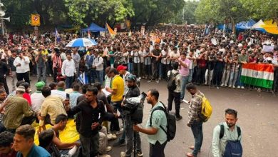Photo of जंतर-मंतर पर बवाल: पुलिस और छात्रों के बीच तीखी झड़प, पुलिस के डंडे छीने गए और पथराव हुआ; 6 पुलिसकर्मी गंभीर रूप से घायल