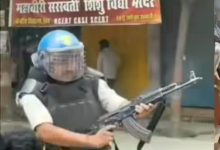 Photo of सीवान हिंसा : एके-47 से हवाई फायरिंग करने वाला एसआईटी जवान निलंबित