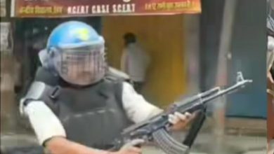 Photo of सीवान हिंसा : एके-47 से हवाई फायरिंग करने वाला एसआईटी जवान निलंबित