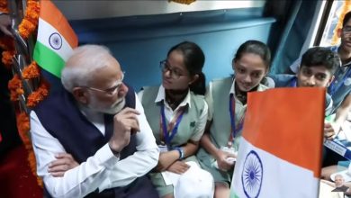 Photo of जब प्रोटोकॉल तोड़कर बच्चों से रूबरू हुए प्रधानमंत्री, छात्रा की कैप पर दिए ऑटोग्राफ