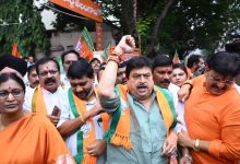 Photo of हैदराबाद के नामपल्ली में आमने-सामने हुए भाजपा-कांग्रेस कार्यकर्ता, पुलिस ने चलाई लाठियां