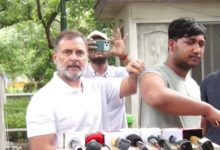 Photo of पुलिस कार्रवाई में घायल युवक को सामने लाए राहुल गांधी, बोले- सरकार अत्याचार की जिम्मेदारी ले