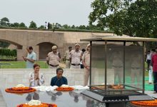 Photo of दिल्ली के राजघाट पहुंच कर सोनम वांगचुक व उनकी पत्नी ने गांधी जी को श्रद्धांजलि दी