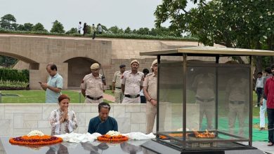 Photo of दिल्ली के राजघाट पहुंच कर सोनम वांगचुक व उनकी पत्नी ने गांधी जी को श्रद्धांजलि दी