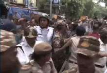 Photo of कोलकाता की सड़क पर ममता बनर्जी की रैली में भिड़ गए TMC-BJP कार्यकर्ता, जमकर हुई धक्का-मुक्की, लगे ‘चोर-चोर’ के नारे